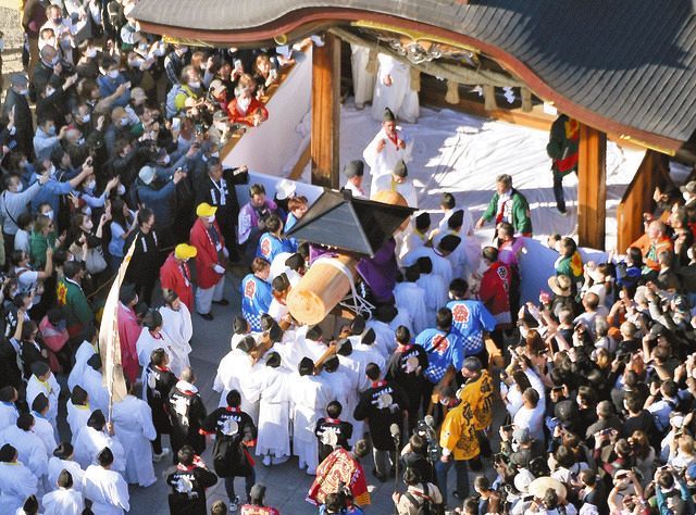 通風筒＞ 象徴が練り歩く 愛知・小牧の田縣神社、豊年祭に５万人：中日新聞Web