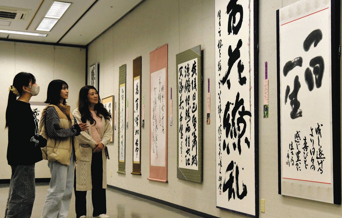 力強い書と精巧な彫り絵を楽しんで 大垣市スイトピアセンターで2つの
