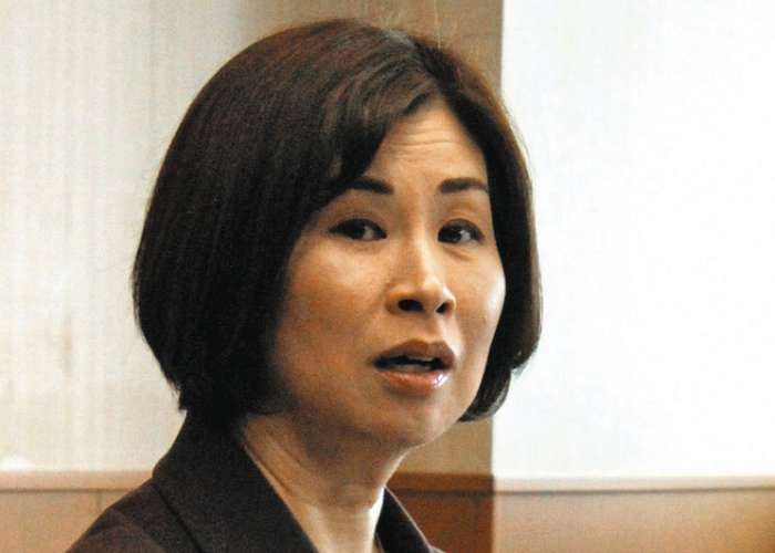 定例会見で大阪のＦ１誘致について見解を話す末松市長＝鈴鹿市役所で