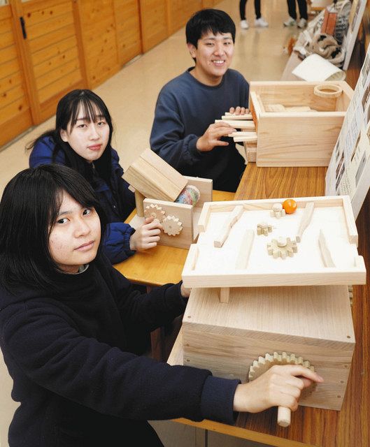 名古屋市科学館に贈る木のおもちゃを作った(手前から)近藤さん、石橋さん、西田さん=木曽町の木曽青峰高で