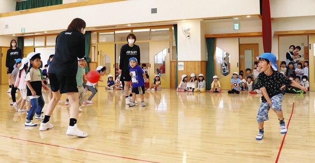 アイシンのバスケ選手とドッジ対決 安城 和泉保育園 中日新聞web