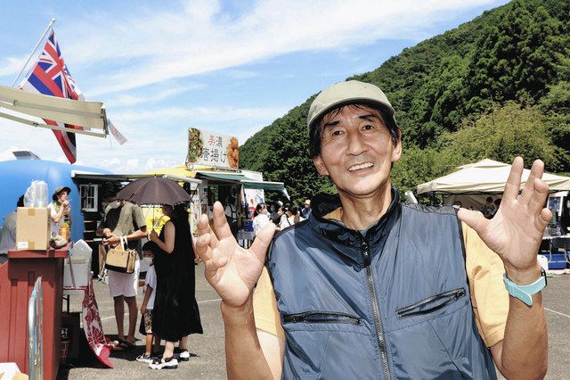 「中部フードトラックレスキュー」を組織した水谷さん＝海津市南濃町奥条の羽根谷だんだん公園で 