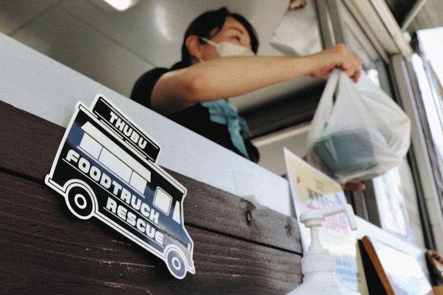 キッチンカーに貼られた「中部フードトラックレスキュー」のステッカー＝海津市南濃町奥条の羽根谷だんだん公園で 