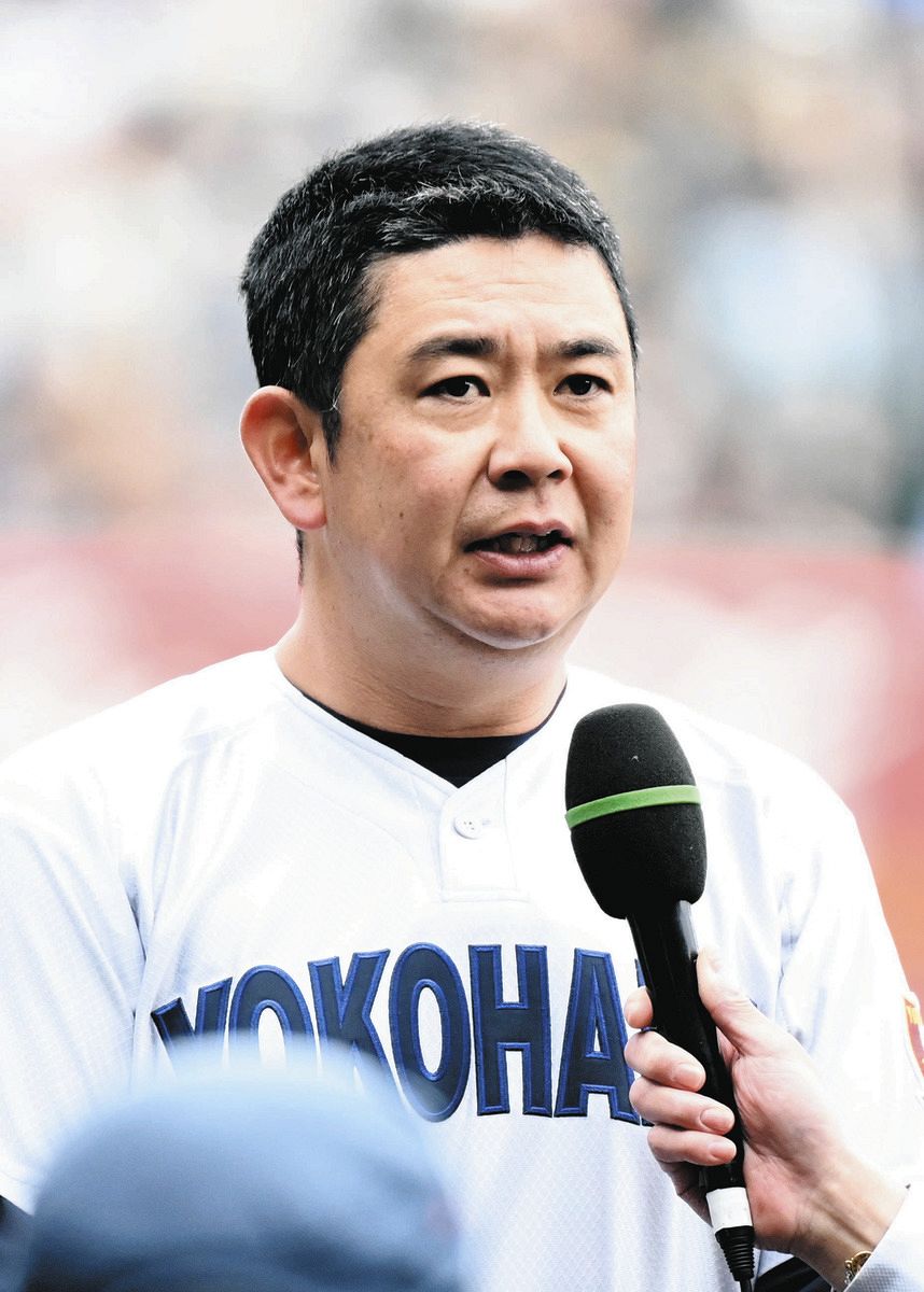 優勝を果たし、インタビューを受ける横浜の村田浩明監督