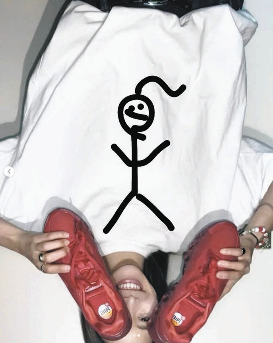 ◇高梨沙羅、シューズを手にまさかのショット【写真】：中日スポーツ