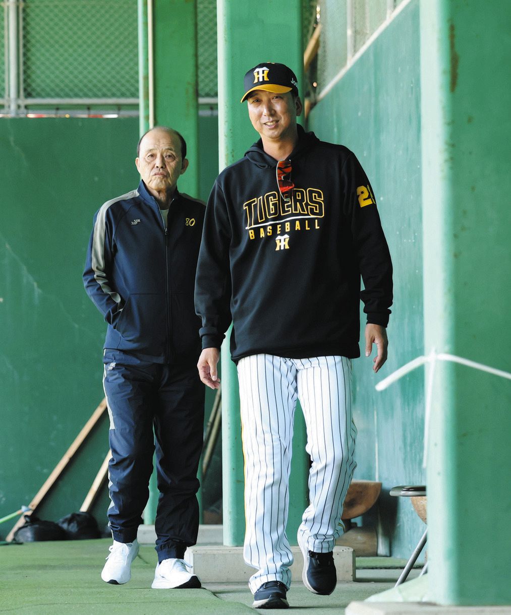 ◇岡田彰布オーナー付顧問、ジャージー姿でキャンプに登場【写真複数