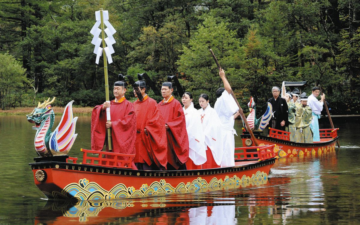 山の安全へ神秘的に 上高地・明神池で御船神事：中日新聞Web