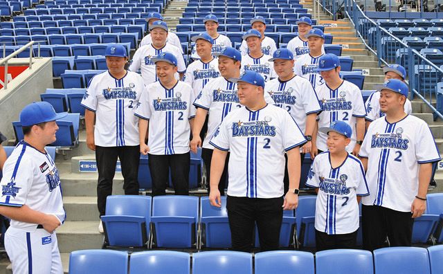 牧秀悟の”影武者”17人集合！試合前、一緒に「デスターシャ」【DeNA】：中日スポーツ・東京中日スポーツ