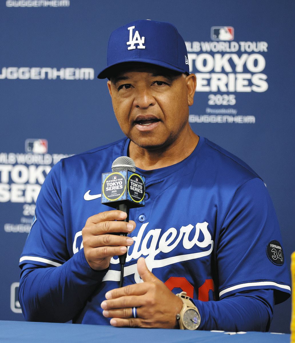 阪神戦を前に記者会見に臨むドジャースのロバーツ監督＝代表撮影