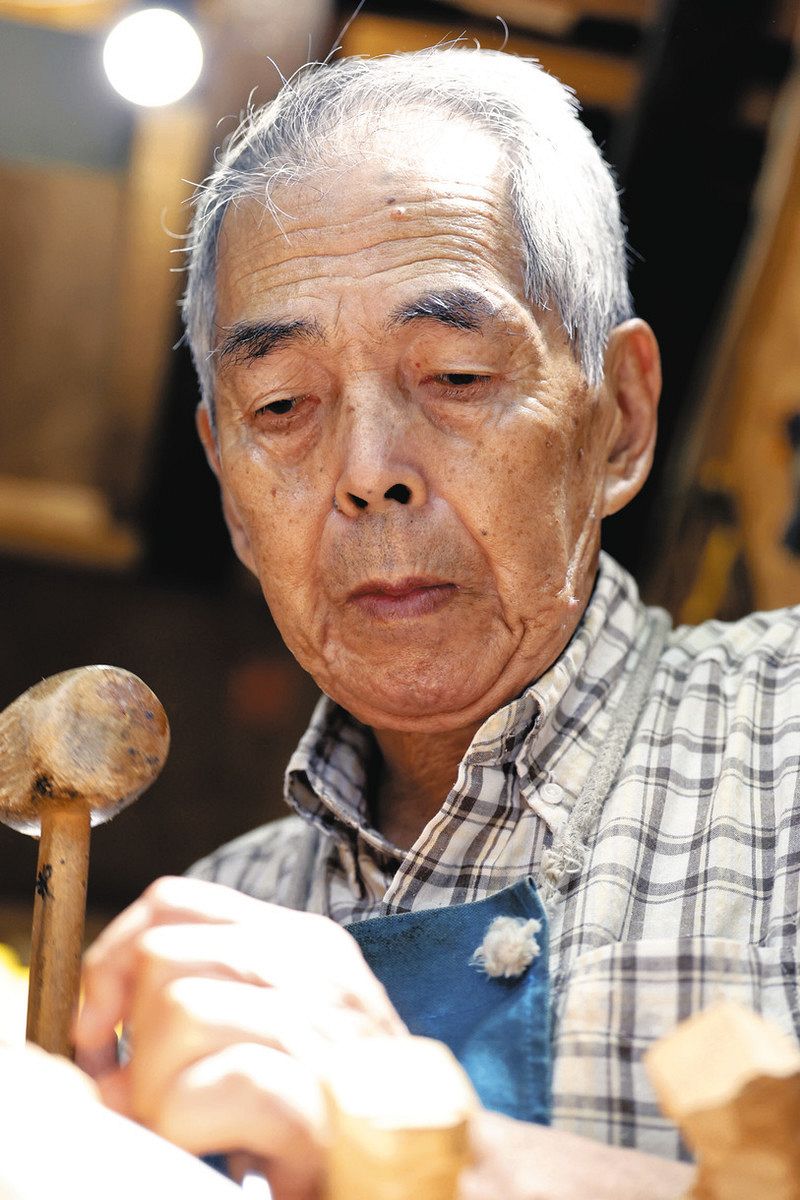 写真特集】遊び心満載、思わずクスッ 「情熱と挑戦」を木に刻む、笑刻