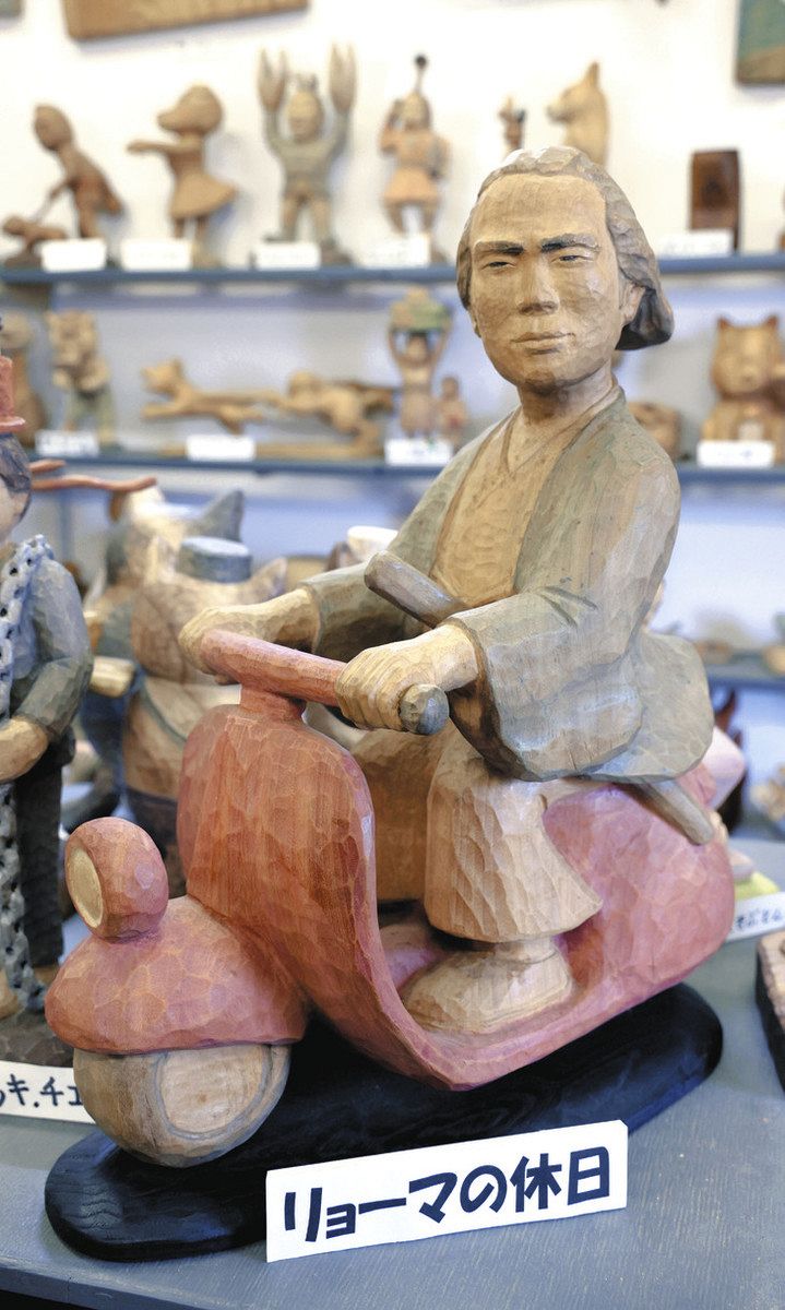 写真特集】遊び心満載、思わずクスッ 「情熱と挑戦」を木に刻む、笑刻