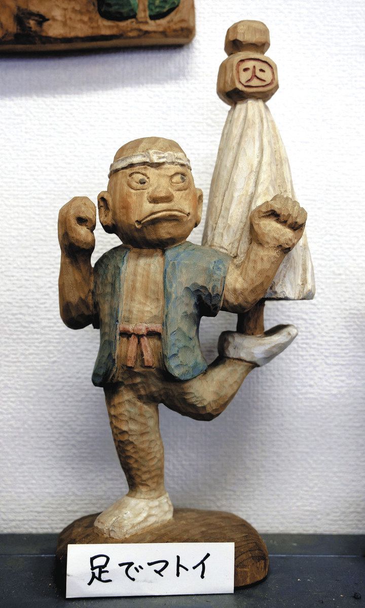 写真特集】遊び心満載、思わずクスッ 「情熱と挑戦」を木に刻む、笑刻