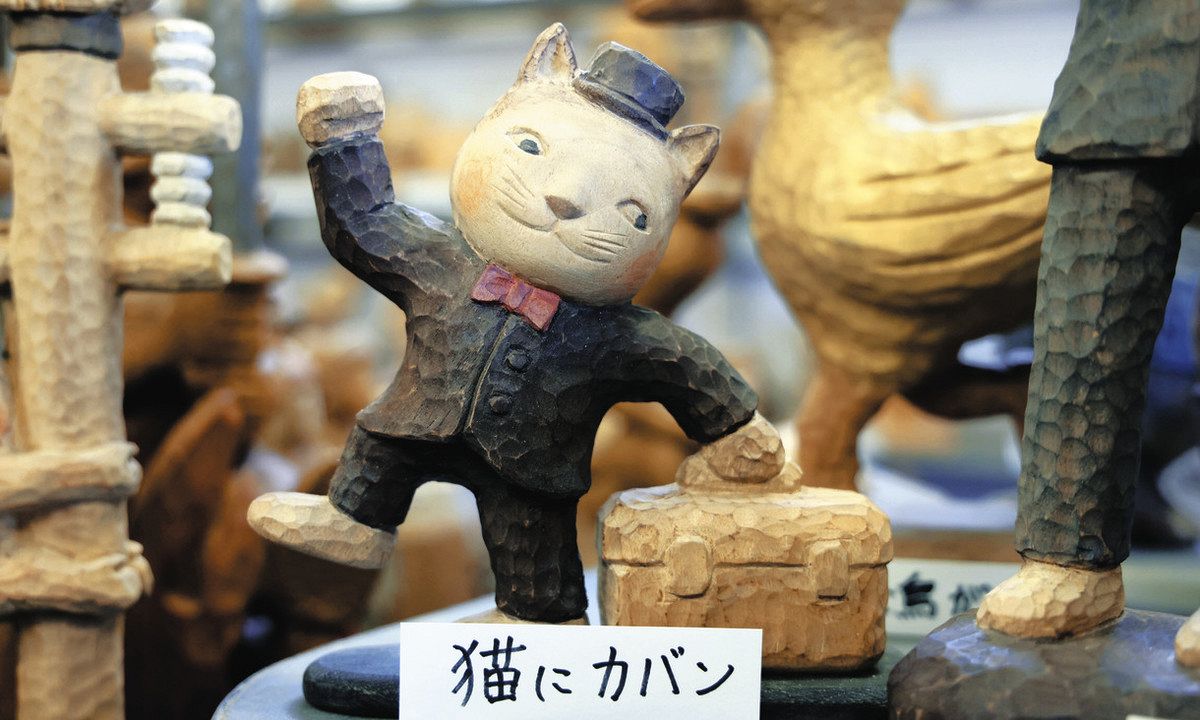 写真特集】遊び心満載、思わずクスッ 「情熱と挑戦」を木に刻む、笑刻