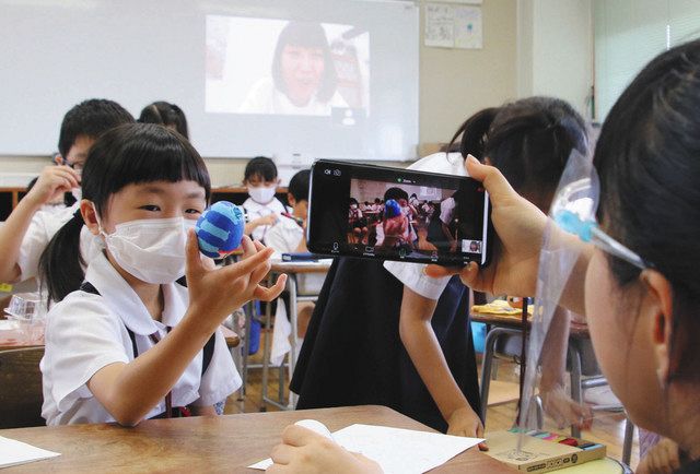 スマートフォンを通して、えぐちりかさんに「ゆめのたまご」を見せる児童＝金沢市平和町の金沢大付属小で 