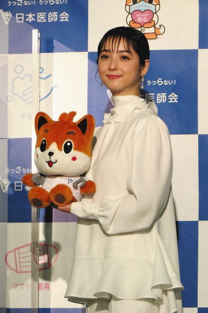 佐々木希が真っ白な衣装で登場 夫 渡部建の騒動以来初めて公の場に 医療イベント参加 笑顔であいさつ 中日スポーツ 東京中日スポーツ