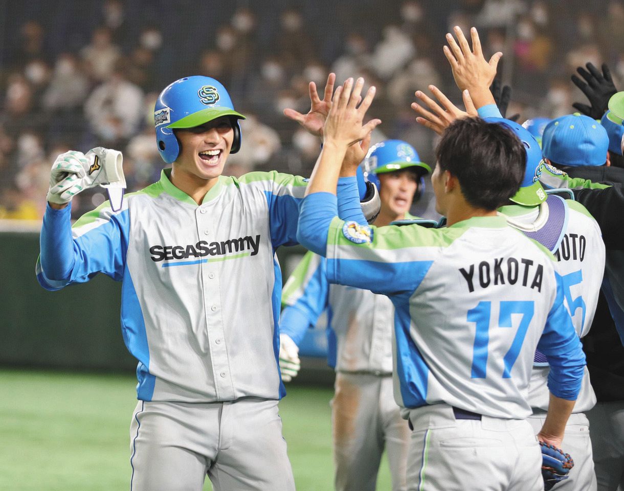 ３回裏セガサミー２死満塁、本塁打を放ちナインに迎えられる中川（左）＝東京ドームで