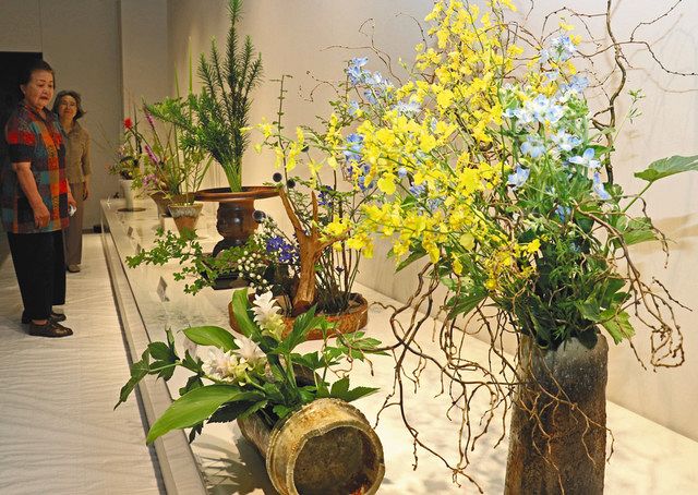 信楽焼の花器で初夏の生花 県華道協会支部が展示：中日新聞Web