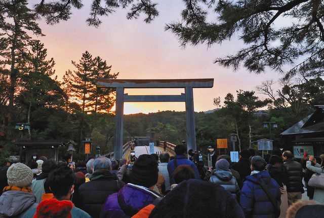 冬至 最も遅い朝日 伊勢神宮内宮で参拝客ら撮影 中日新聞web