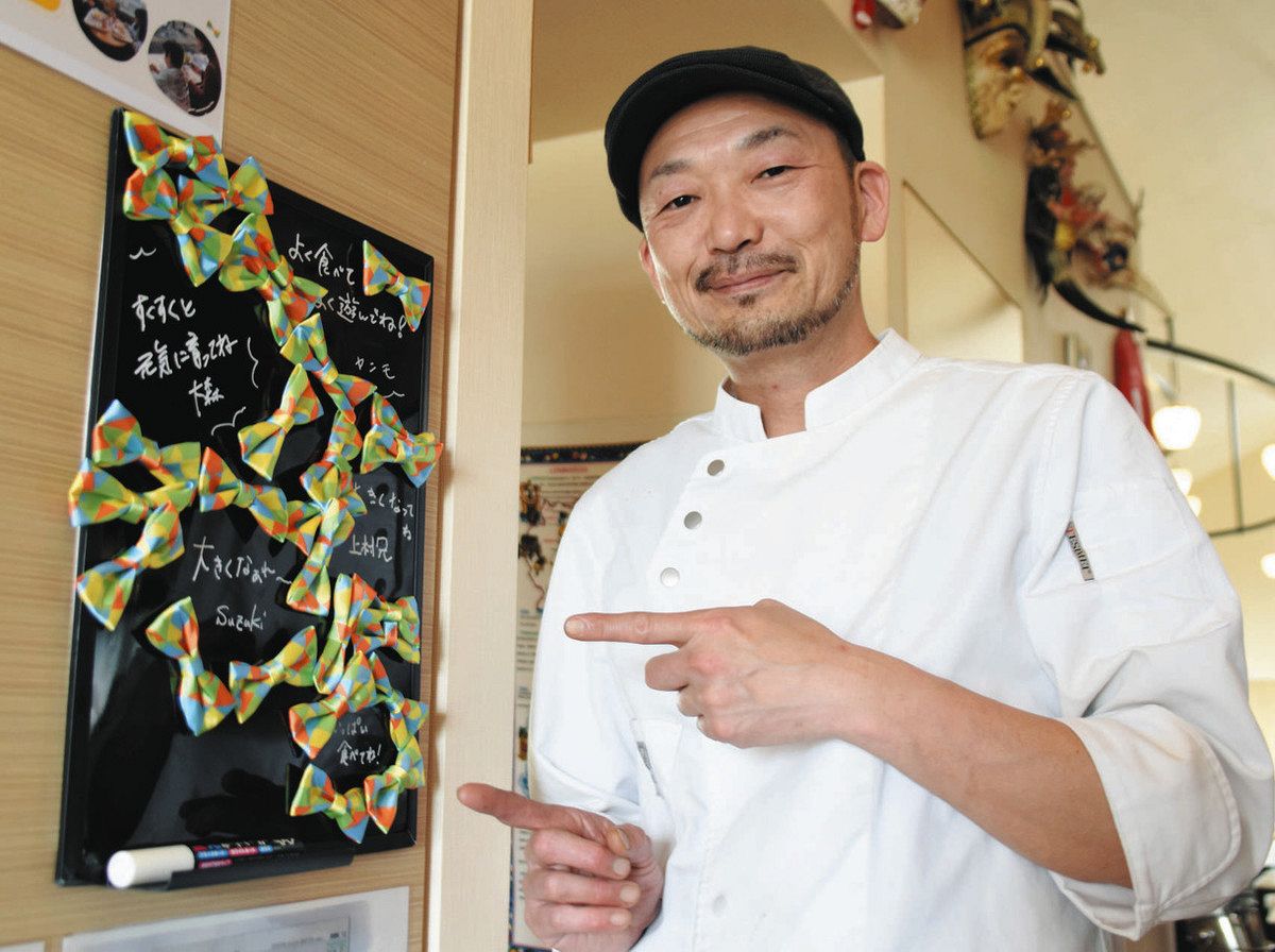 プロジェクトに使うリボンを紹介する白木さん＝岐阜市河渡のSPADAで