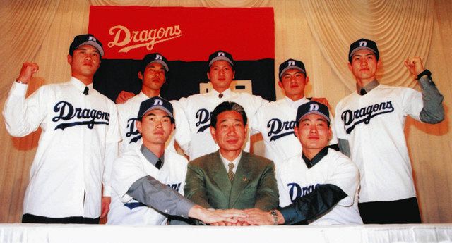 写真】星野仙一監督と入団発表する福留ら：中日スポーツ・東京中日スポーツ