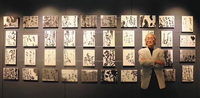 初公開となる連作「はぐれ鳥とべ」の習作の前に立つ石川さん＝福井市の県ふるさと文学館で 