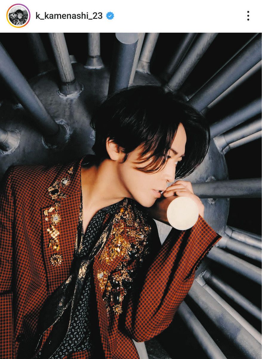 亀梨和也、公式サイト開設を報告 オレンジ色のスーツの写真に「ビジュ