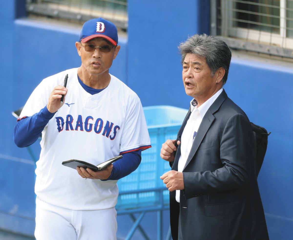 大塚巡回投手・育成コーチ（左）と話す工藤新監督