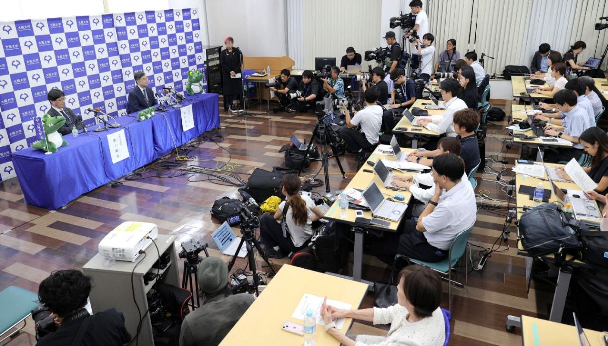 ノーベル生理学・医学賞の受賞が決まった直後に会見する坂口志文さん（左から２人目）＝10月6日、大阪府吹田市の大阪大で