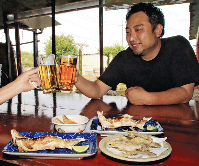 アユの塩焼きや小アユの唐揚げなどが楽しめるビアガーデン＝大垣市十六町の鮎料理専門店「十六兆」で