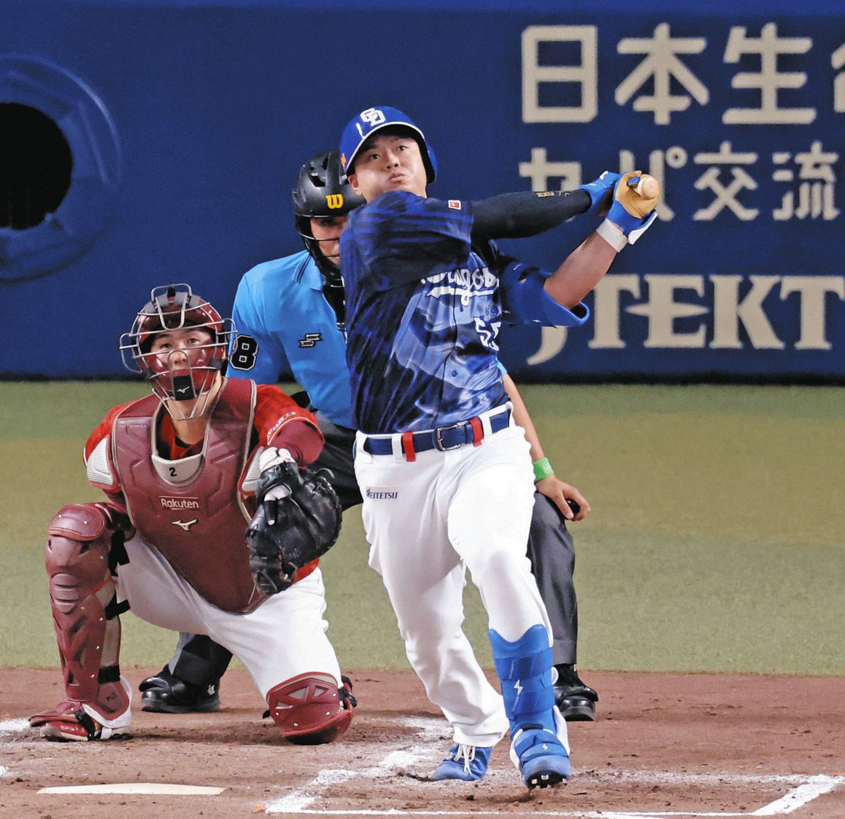 ２回裏無死、細川が先制の左越えソロを放つ