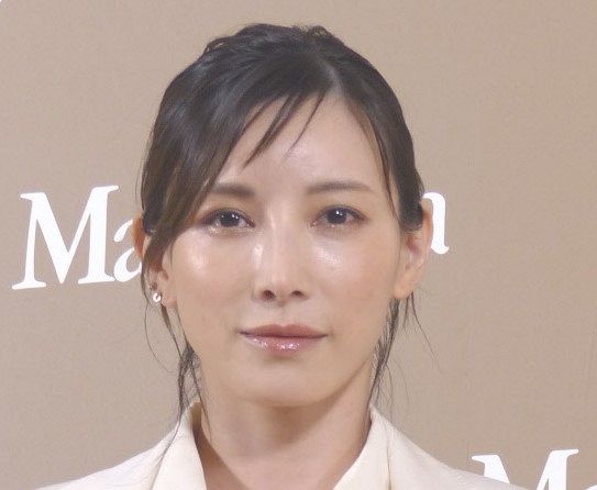 加藤あい、“バスタオル巻いて”館内散歩!? 一瞬錯覚、自撮りフォトに