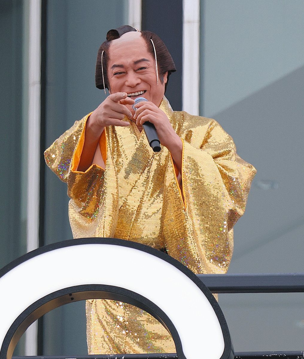 松平健、『マツケンサンバⅡ』をサプライズ熱唱 スカイツリーに登場「あんな高いところからやるの初めて」今年の漢字は『喜』:中日スポーツ・東京中日スポーツ
