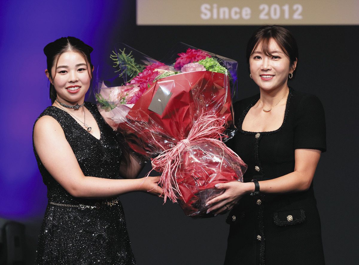 ◇女子ゴルフ イ・ボミ、原英莉花がドレスアップして年間表彰式【写真