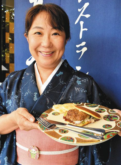 県の魅力が詰まったバーガーを紹介する嘉喜家のおかみの赤塚さん＝四日市市三栄町の嘉喜家で 