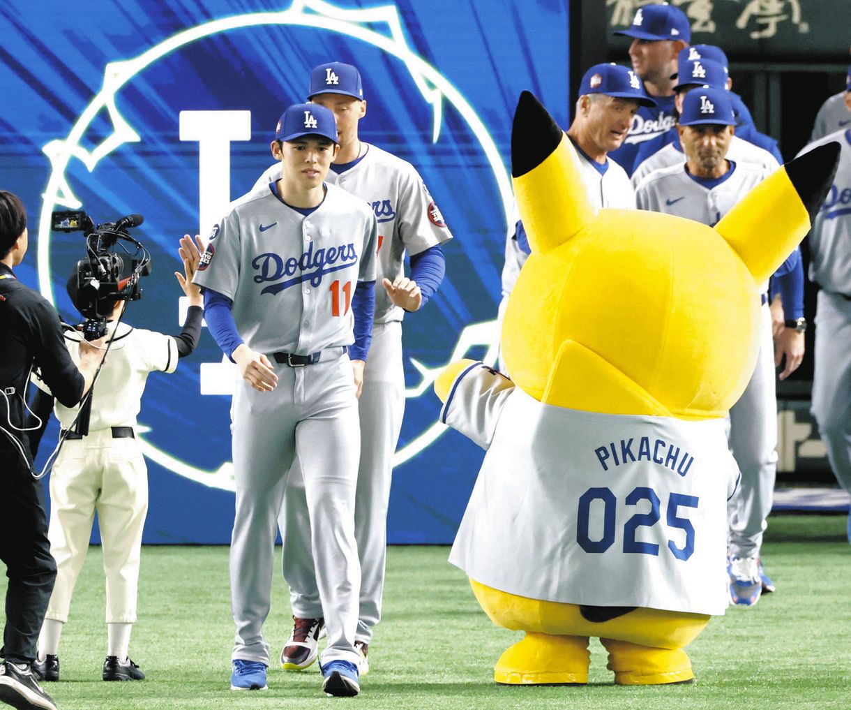 ◇入場する佐々木朗希を迎えるピカチュウ【写真】：中日スポーツ・東京 