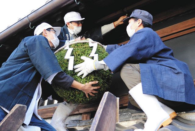 新酒 正月に楽しんで 美濃 小坂酒造場で杉玉掛け替え 中日新聞web