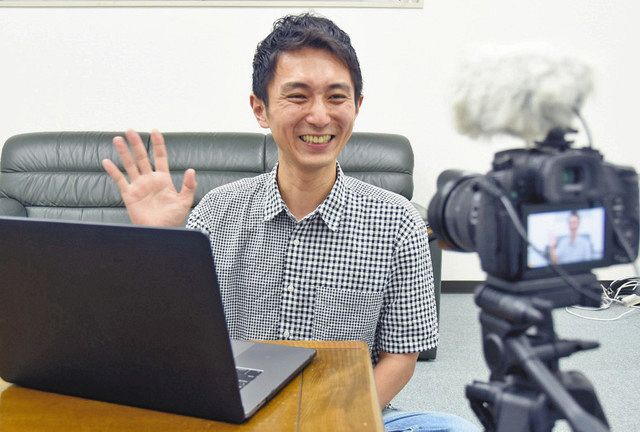 「ＬＧＢＴＱって身近にいるよ」と動画を通じて伝えている藤原さん＝福井市内で 