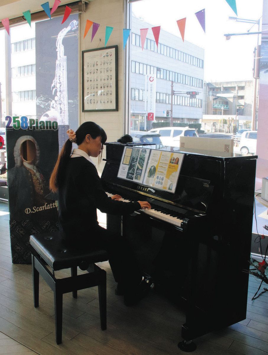 明るい窓際でストリートピアノを 大垣・松栄楽器本店が28日まで設置:中日新聞Web