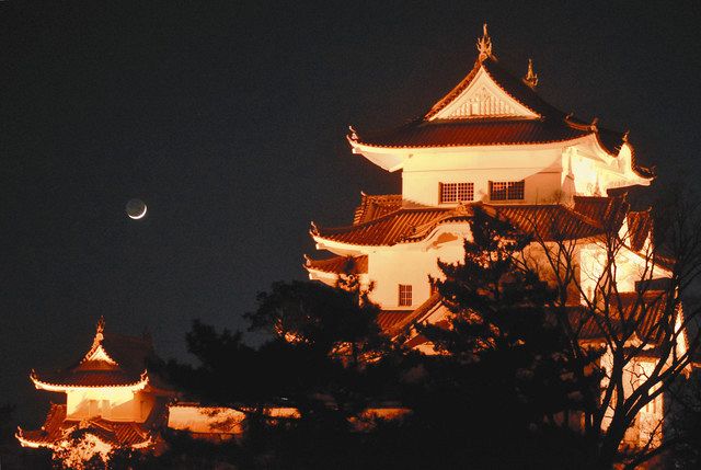 伊賀上野城がオレンジ色 注意喚起 三重独自の宣言 中日新聞web