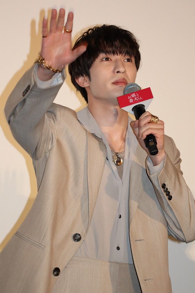 観客に手を振るジェシー