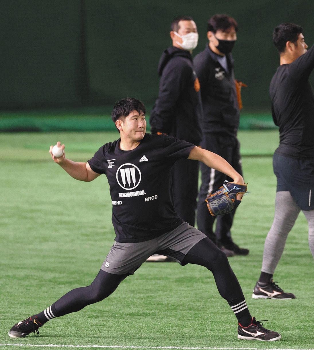 桑田コーチ(後方左)の前でキャッチボールをする巨人・菅野