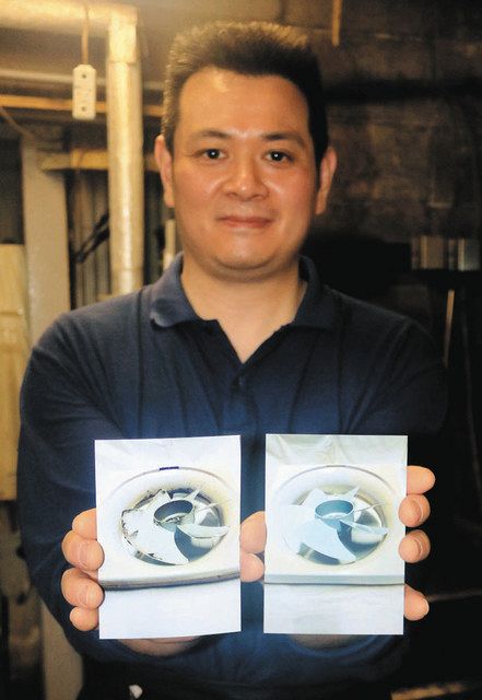 家庭用品の油汚れ落とし事業を発案した中村社長。手にした写真は換気扇の羽根の洗浄前（左）と後（右）＝大垣市橘町の中村鍍金工業所で