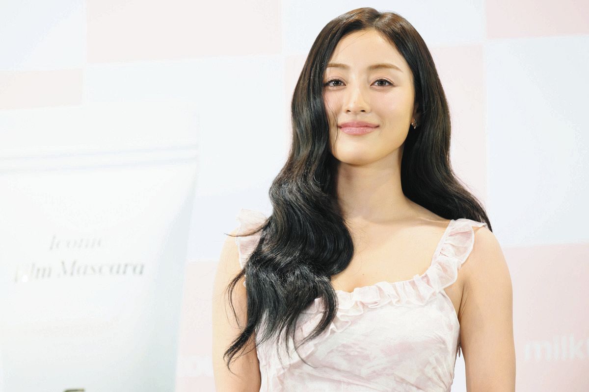 TWICE・JIHYO 自身がブランドミューズを務める新作コスメに〝自信