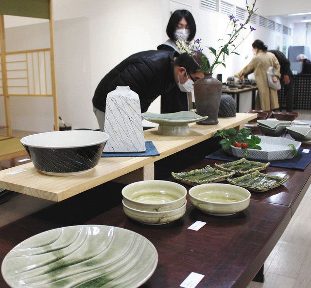点線描く独自技法 浜松の山口さんが陶芸展：中日新聞しずおかWeb