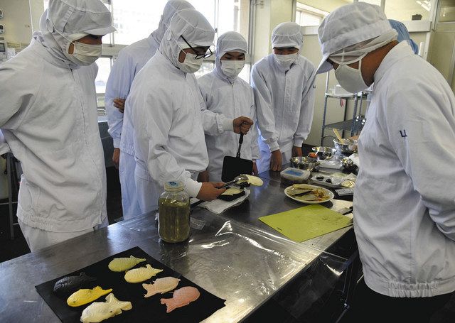 原さん（右）と試作したたい焼きの出来を確かめる生徒たち＝中津川市阿木の阿木高で 