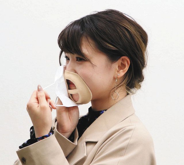 マスクの下に着けることで不快感を減らせる＝彦根市役所で