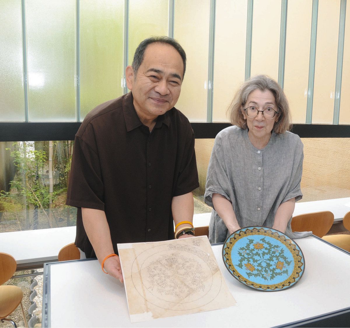 七宝焼の皿が130年ぶりに戻る 21年にドイツ人が落札、あまの施設で展示