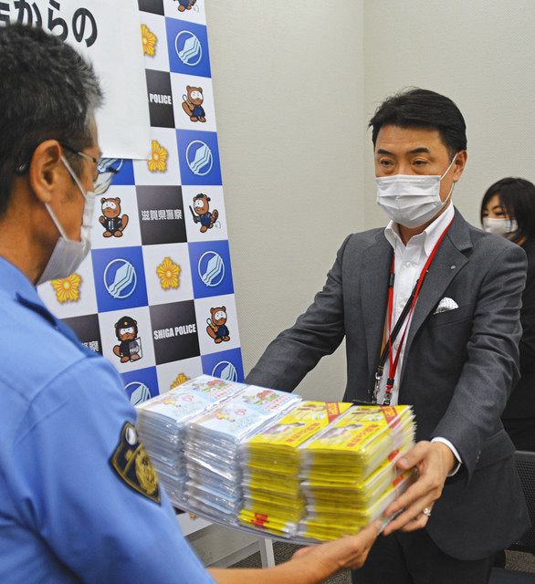 交通安全啓発チラシ入りマスク7000枚を県警に寄贈 セキスイハイム近畿滋賀支店 中日新聞web 交通安全啓発チラシ入りマスク7000枚を県警に寄贈 セキスイハイム近畿滋賀支店 中日新聞web