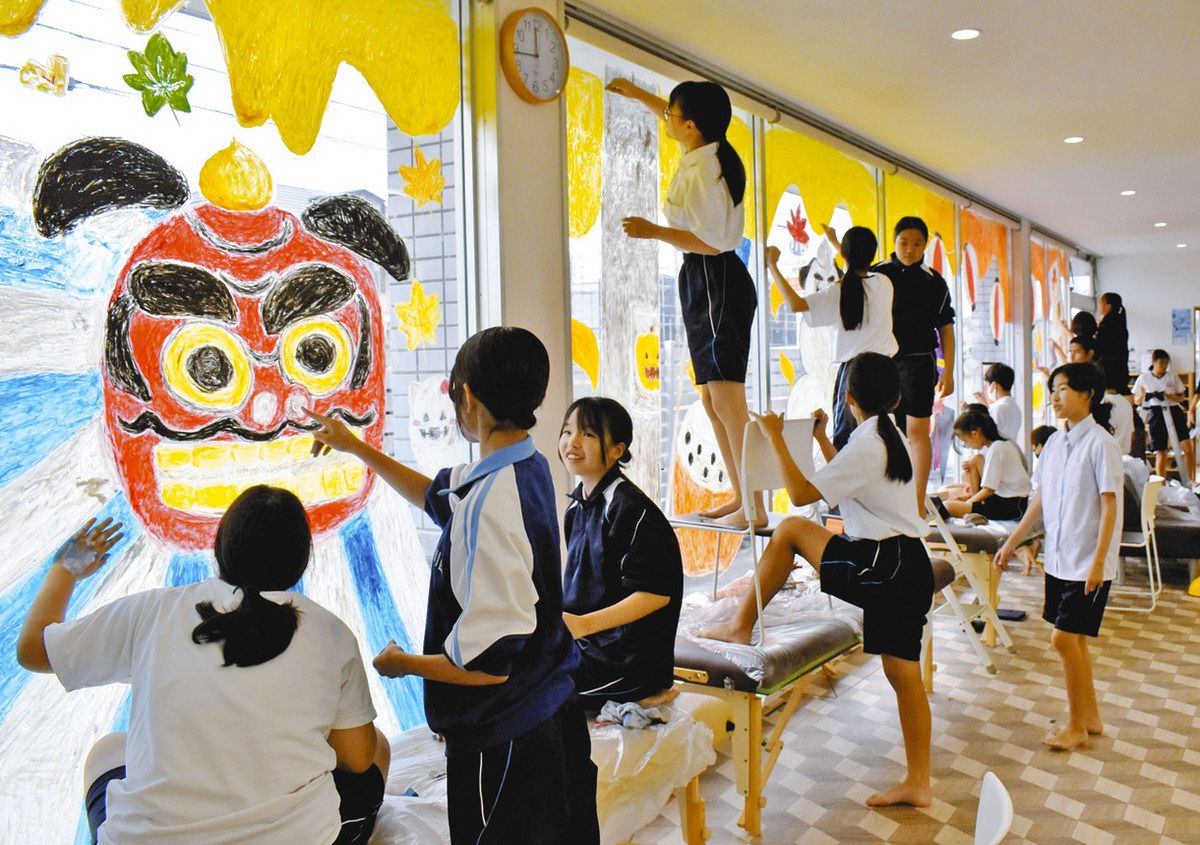 ウインドーに鮮やかな「秋」 掛川で中学生がアート：中日新聞しずおかWeb