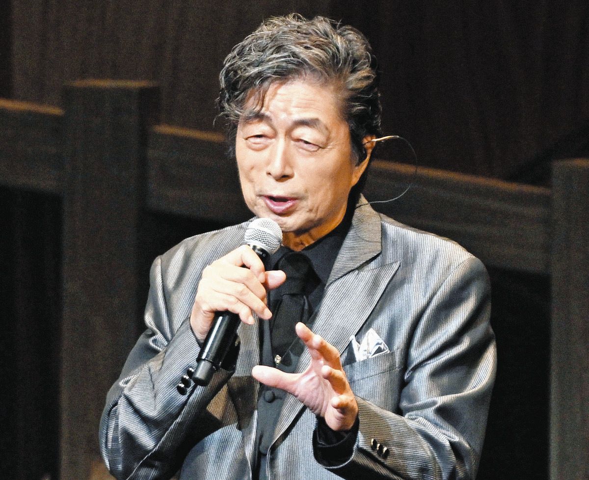 ドラマ「俺たちの旅」放送から51年を記念したコンサートで、観客にあいさつする中村雅俊